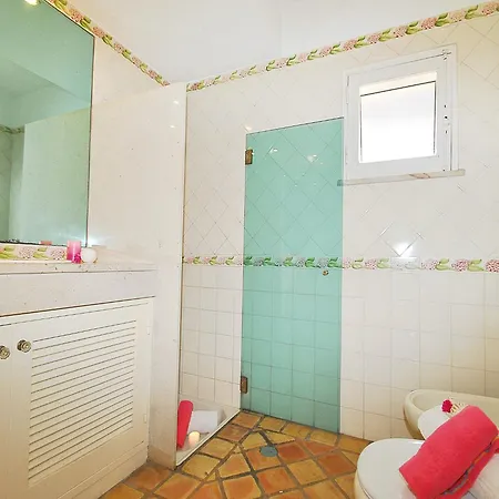 With Heatable Pool